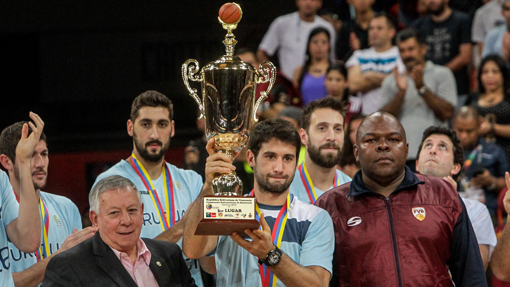 Selección Uruguaya de Básquetbol sosteniendo copa del Panamericano