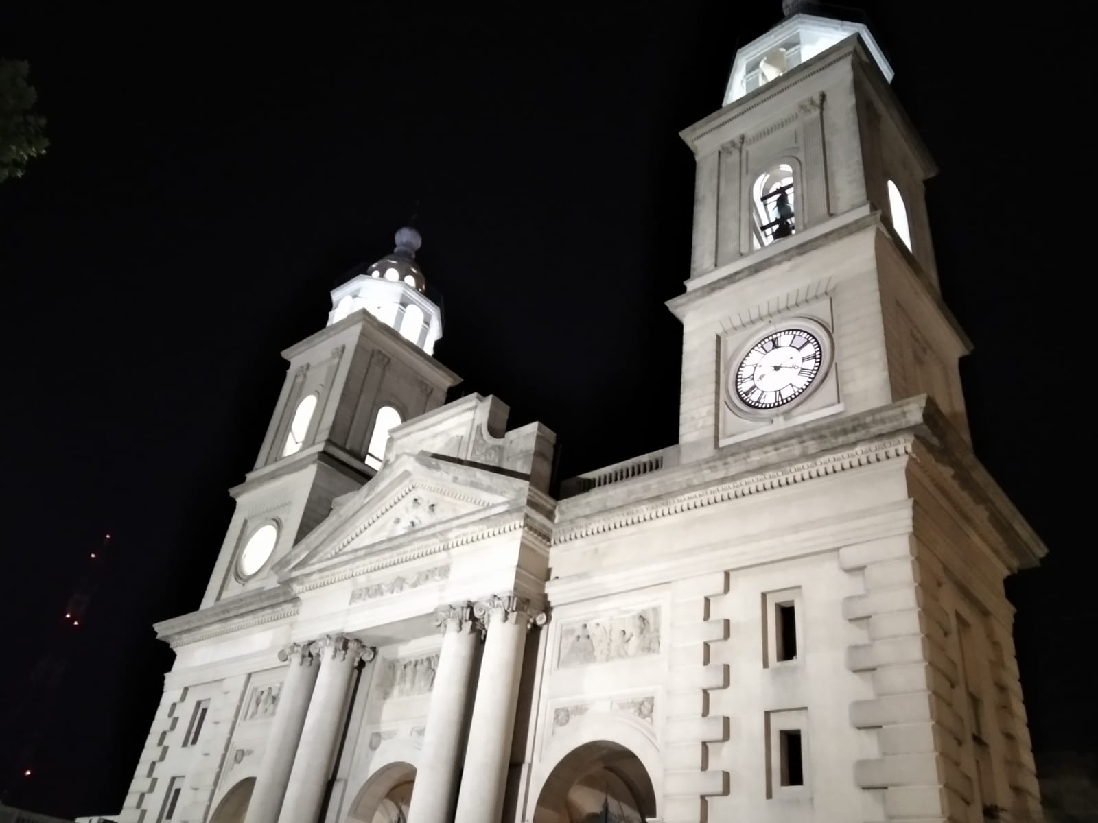 Fachada de la Catedral De san José de Mayo de noche